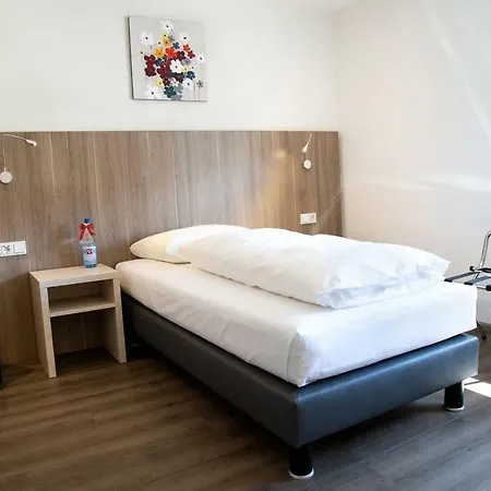 Sevendays And Boardinghouse מלון קירכהיים